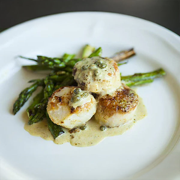 image of scallops and asparagus in a pesto cream sauce